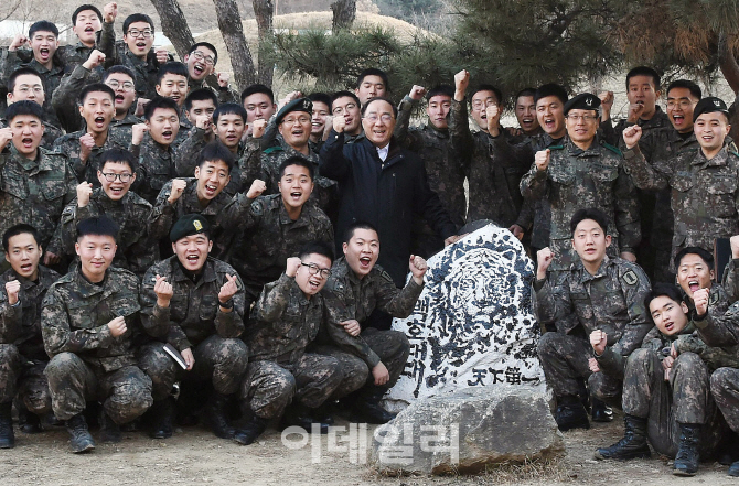 [포토] 홍남기 부총리, 장병들과 화이팅