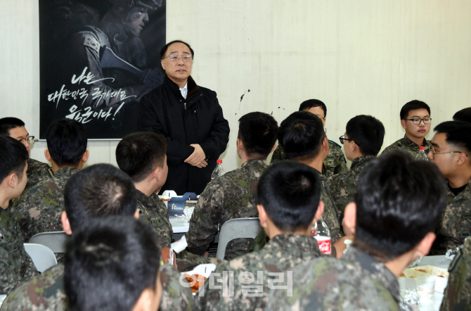 [포토] 홍남기 부총리, 장병들과 간담회