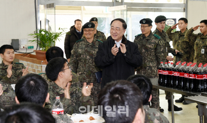 [포토] 군부대 방문한 홍남기 부총리
