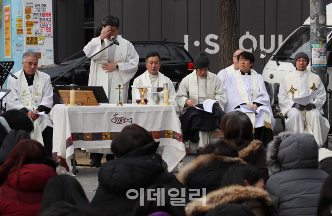 [포토]성탄절, '국일고시원 앞에서'