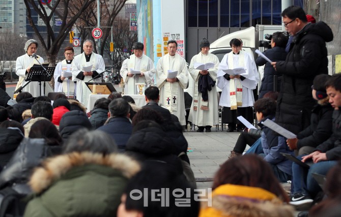 [포토]성탄절, '국일고시원 앞에서 열린 성찬례'