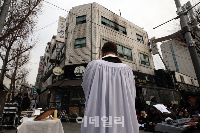 [포토]'국일고시원 앞에서 진행된 감사 성찬례'