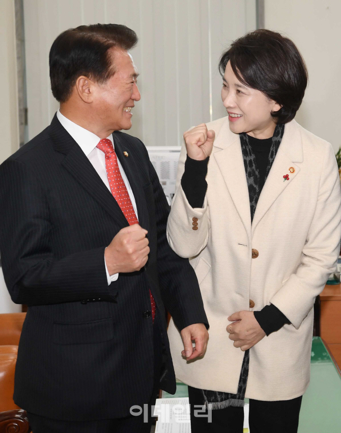 [포토]대화하는 유은혜 부총리-김한표 한국당 교육위 간사