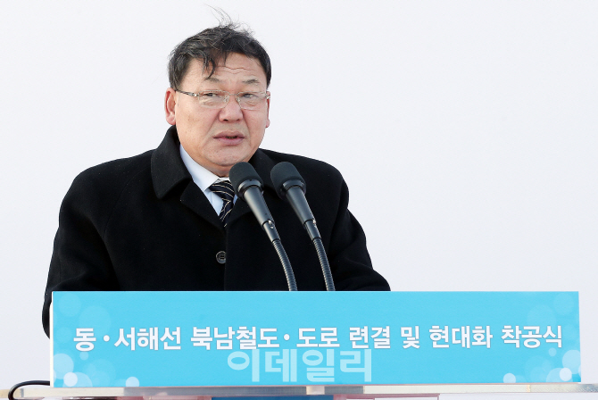 [포토]착공사하는 김윤혁 철도성 부상