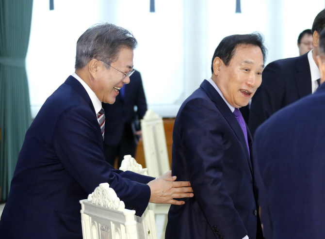 경제위기 文정부에 쏟아진 고언…"노동비용 충격 해소·기업수요 중심 지원"