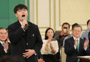 文대통령 “한국 농업의 희망을 본다” 소년농부 한태웅 군 극찬
