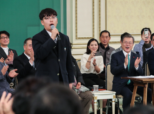 文대통령 “힘센 소도 경운기 대신할 수 없다” 농정혁신 강조(종합)