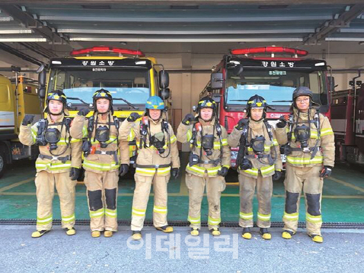 헬멧 녹인 불길속 아이 구한 `火벤저스` 홍천소방서 구조대 "소방관 할일 했을뿐"