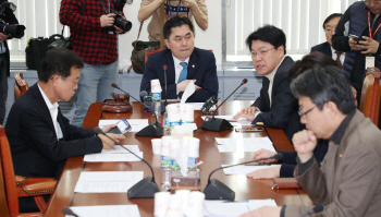 정개특위 박차고 나간 장제원 "이철희 '사기' 발언 사과하라"