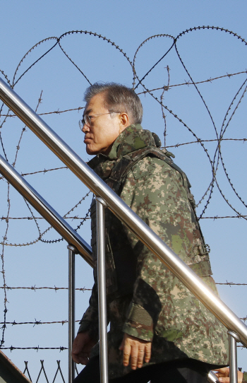 文대통령, 화살머리고지 GP 방문…남북공동유해발굴 준비 살펴