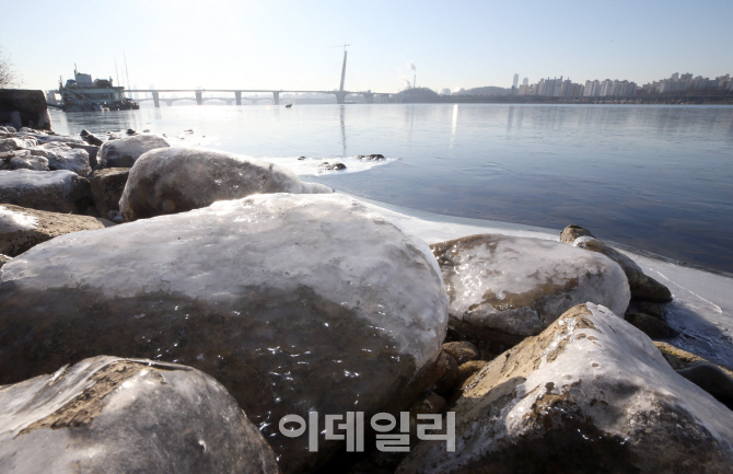 [포토]한파에 한강이 '꽁꽁'