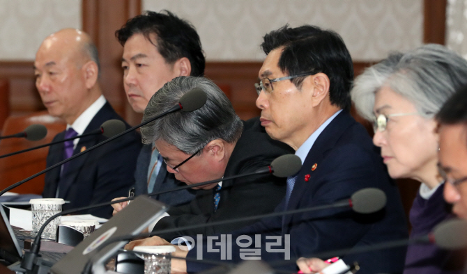 [포토]국무회의, '메모하는 이재갑 노동부 장관'