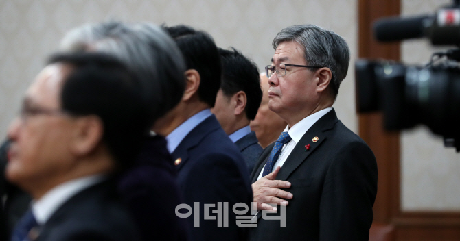 [포토]국무회의, '국민의례하는 이재갑 노동부 장관'