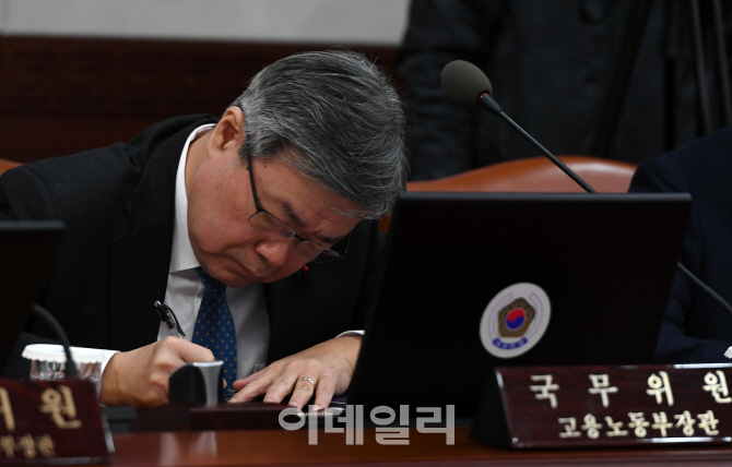 [포토]메모하는 이재갑 노동부 장관