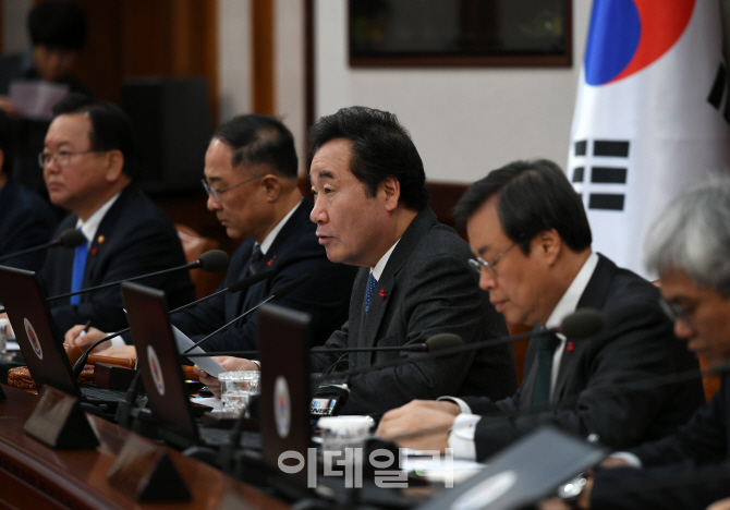 [포토]국무회의 주재하는 이낙연 총리