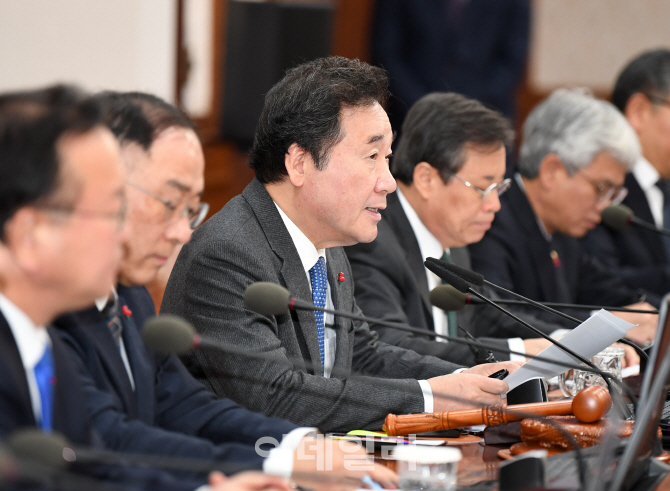 [포토]국무회의 주재하는 이낙연 국무총리