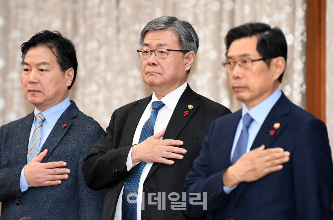 [포토]국민의례하는 이재갑 고용노동부 장관