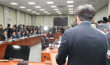 임종석·조국 불러놓고…한 시간 동안 여야정쟁만