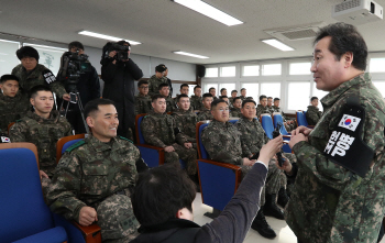 이낙연 총리 "군생활은 인생의 자양, 평생동안 영양 공급할 것"