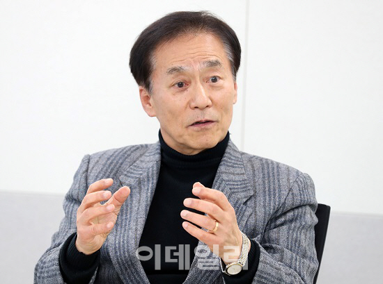 "반도체 신화는 삼성의 고집 덕…기업가정신 더 절실해져"