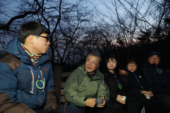 文대통령, 새해 첫날 의인 6명과 남산서 해맞이