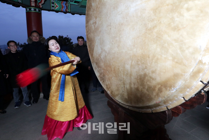 [포토] 김수영 양천구청장, 새해 대북타고