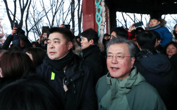 文대통령 "풍요와 복 가득 들어오길"…새해 첫날 의인들과 산행(종합)