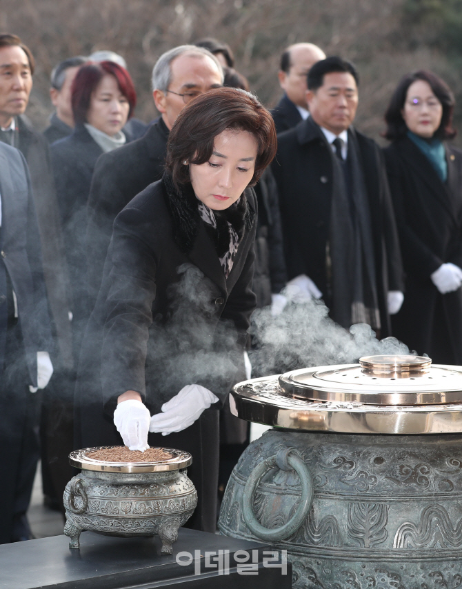 [포토]분향하는 나경원 원내대표