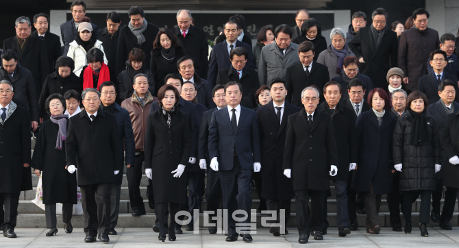 [포토]기해년 첫 날, 현충원 참배한 자유한국당 지도부