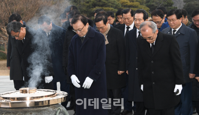 [포토]기해년 새해 첫 날, 현충원 찾은 민주당 지도부