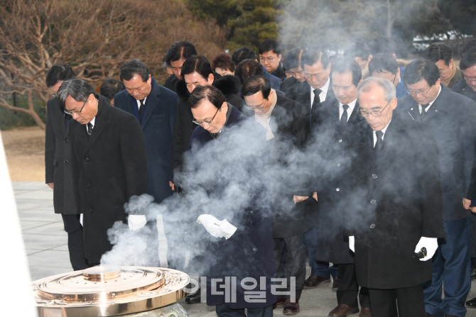 [포토]기해년 새해 첫 날, 현충원 찾은 더불어민주당 지도부