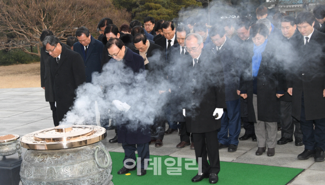 [포토]기해년 새해 첫 날, 현충원 참배하는 더불어민주당 지도부