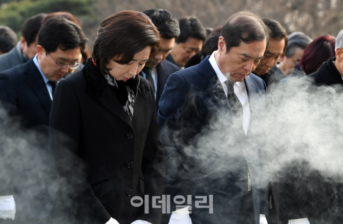 [포토]기해년 새해 첫 날, 현충원 참배하는 한국당 지도부