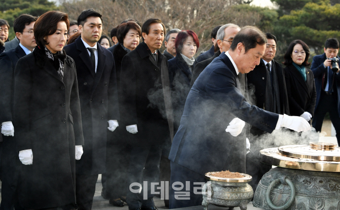 [포토]기해년 새해 첫 날, 현충원 참배하는 자유한국당 지도부