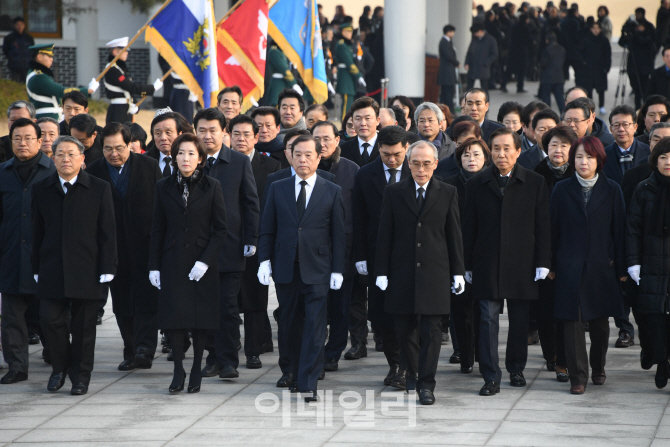 [포토]기해년 새해 첫 날, 현충원 참배하는 자유한국당