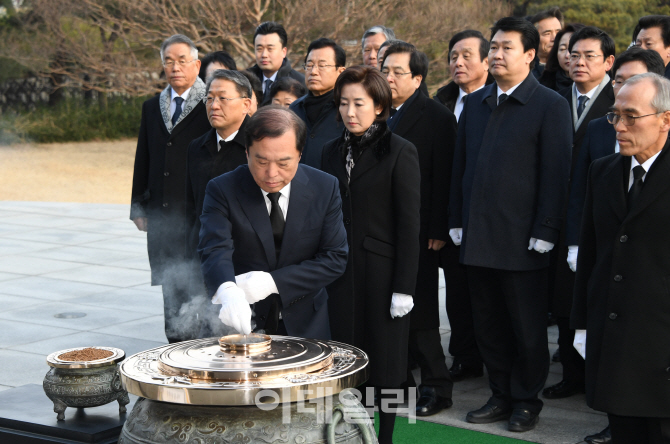 [포토]기해년 새해 첫 날, 현충원 참배하는 한국당