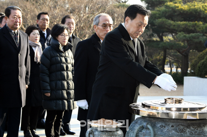 [포토]기해년 새해 첫 날, 바른미래당 현충원 참배