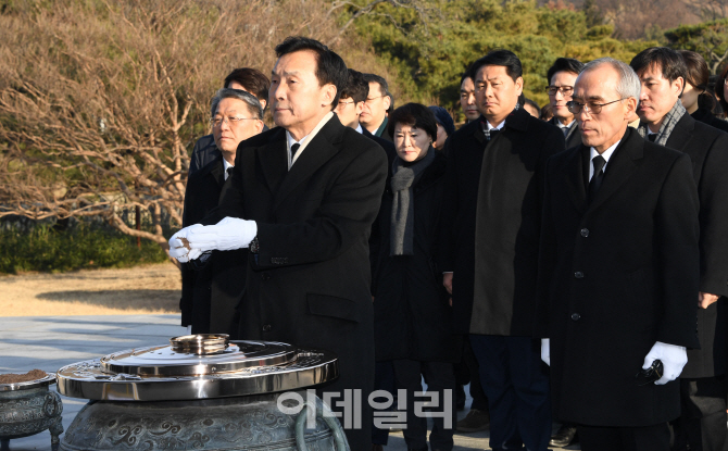 [포토]기해년 새해 첫 날, 현충원 참배하는 바른미래당