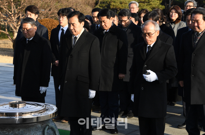 [포토]기해년 새해 첫 날, 현충원 참배하는 바른미래당 지도부