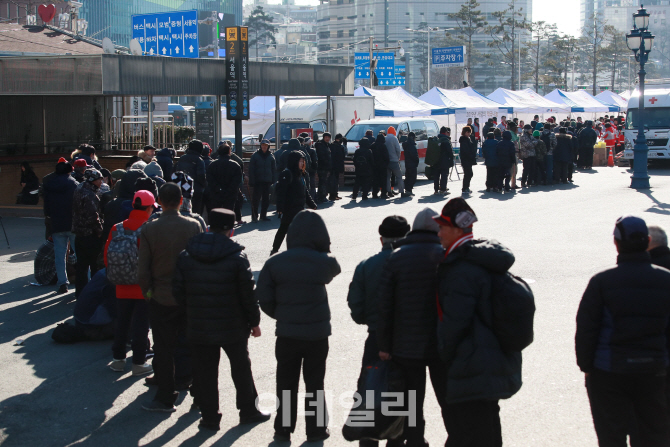 [포토]대한적십자사, '서울역에서 떡국 봉사활동'