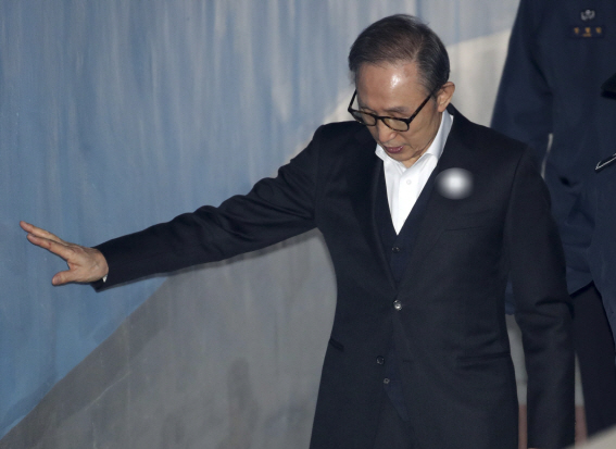 넉달 만에 법정 출석한 MB "하고 싶은 말은 많지만…"