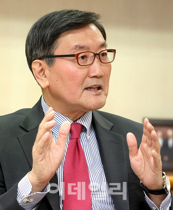 "'이번엔 다르다' 착각이 금융위기 불러…文정부, 위기의식 가져야"