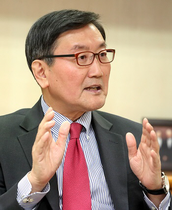"'이번엔 다르다' 착각이 금융위기 불러…文정부, 위기의식 가져야"