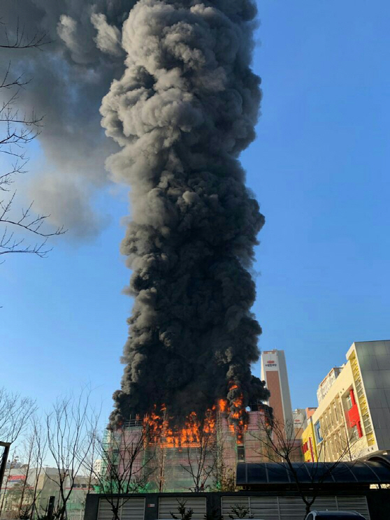 방학 앞둔 천안 차암초등학교 공사장 화재, 학생 900명 '화들짝'