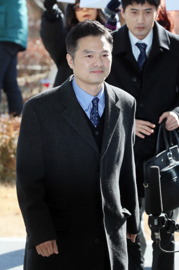 김태우 수사관 검찰 출석…"靑이 기밀 누설"(상보)