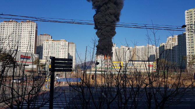 [포토]차암초등학교 화재, 도심 속 '불기둥'
