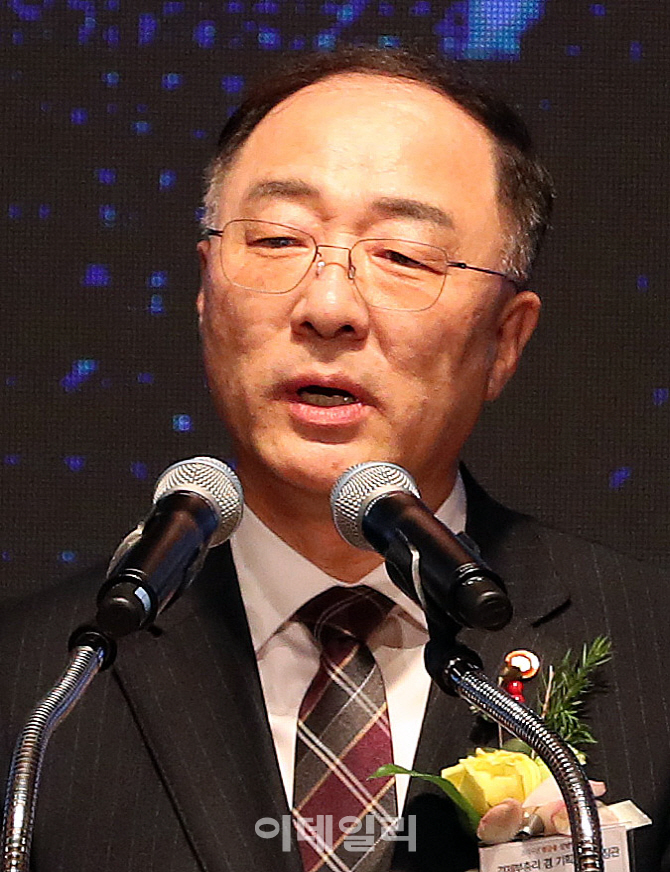 [포토]'2019년 범금융권 신년인사회'에서 신년사하는 홍남기 경제부총리 겸 기획재정부 장관