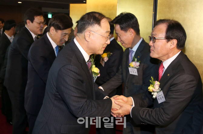 [포토]범 금융권 인사들과 인사 나누는 홍남기-이주열-최종구