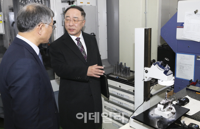 홍남기 “수출 7천억불 눈앞…경제여건 녹록치 않아”(종합)