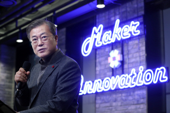 "대기업 경쟁력도 높여줘"…文대통령, 혁신창업가 격려